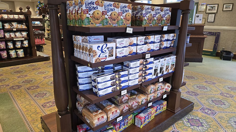 ドーナツ、パン、ハムなども売っています