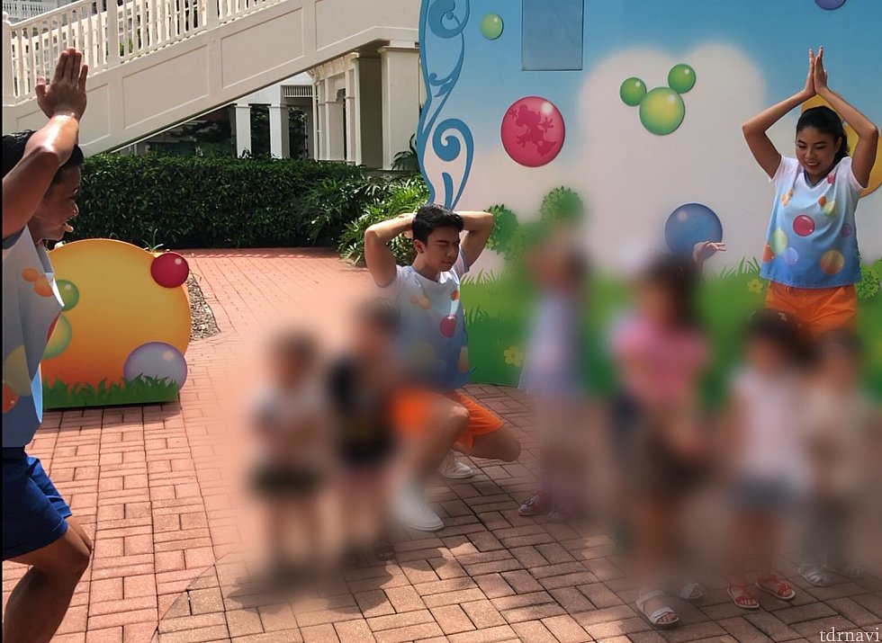 子供達とダンスしたりポーズしたりします!