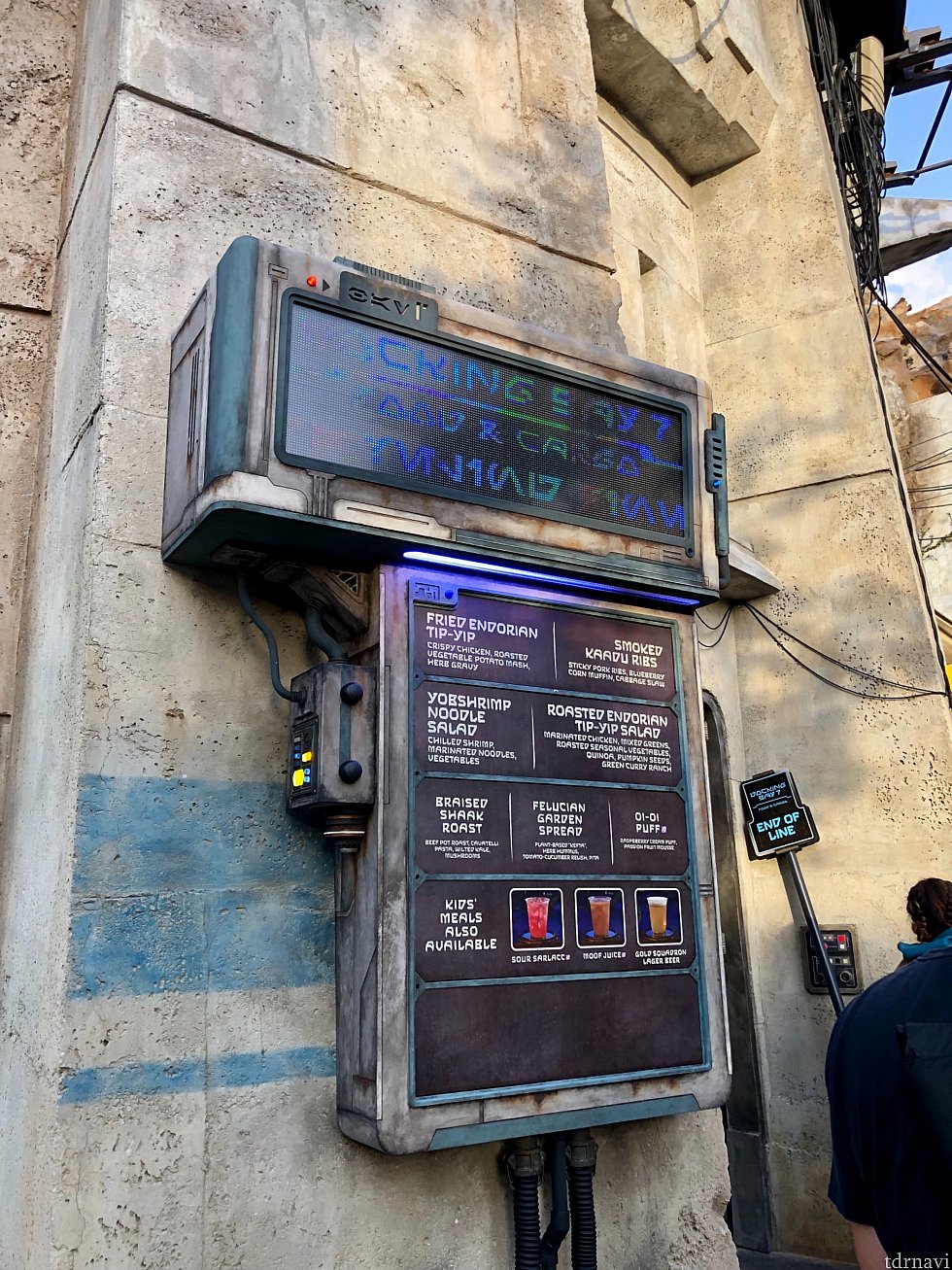 電光掲示板があるところがレストランの入口です。