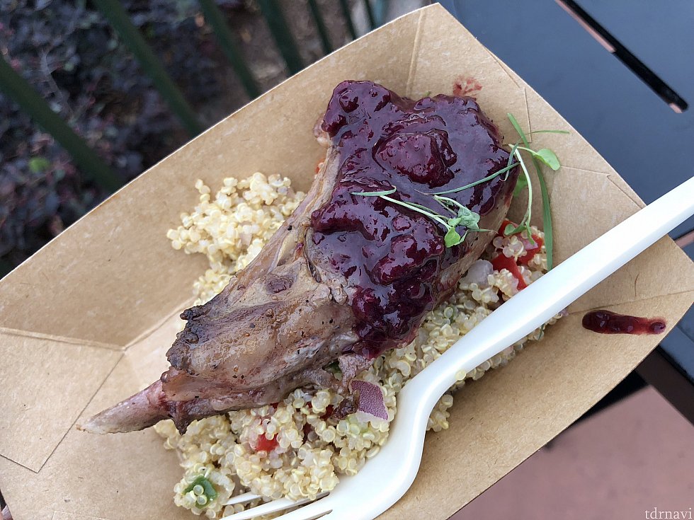そこで今回試してみたのが、ラム肉。フード&ワインで必ず食べるんですが、このイベントではソースと付け合わせが違うので試してみました。クランベリーソースがかかっていましたが、正直クランベリーの種が口当たりを邪魔するのと、酸っぱさがイマイチ肉とマッチしていませんでした。これはお勧めできません。