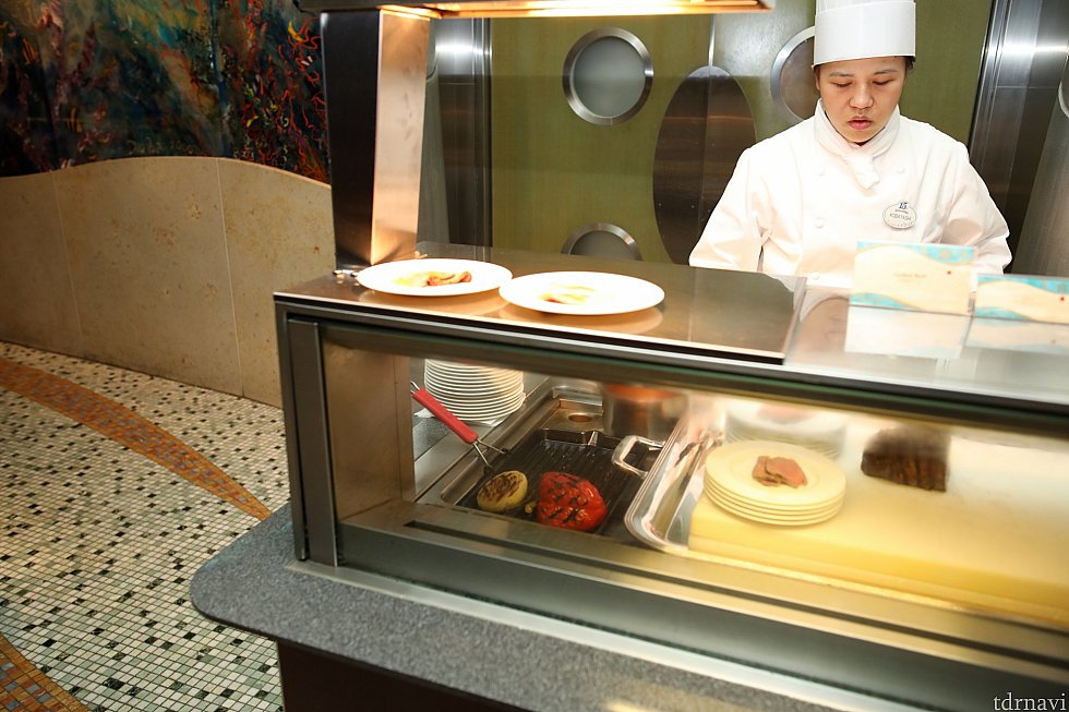 メイン料理の中のメイン?ローストポークです♪お皿に切り分けてくれますよ^^