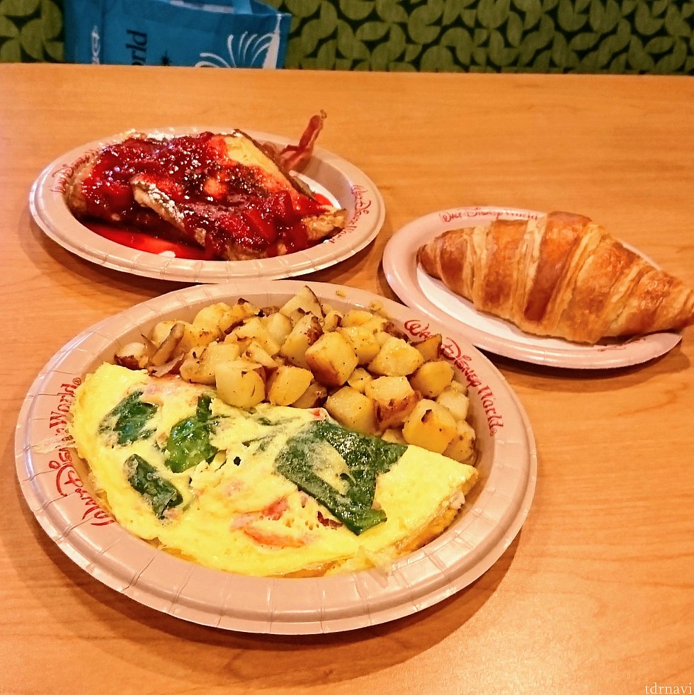 【8日目】ほうれん草のオムレツ、ストロベリーソースのフレンチトースト、クロワッサン
ここで朝食をいただけるのも最後。毎回食べ過ぎて苦しくなるけど、食べ損ねたと後悔したくないので、この日もボリュームたっぷりの朝ごはん。美味しかったから良し!