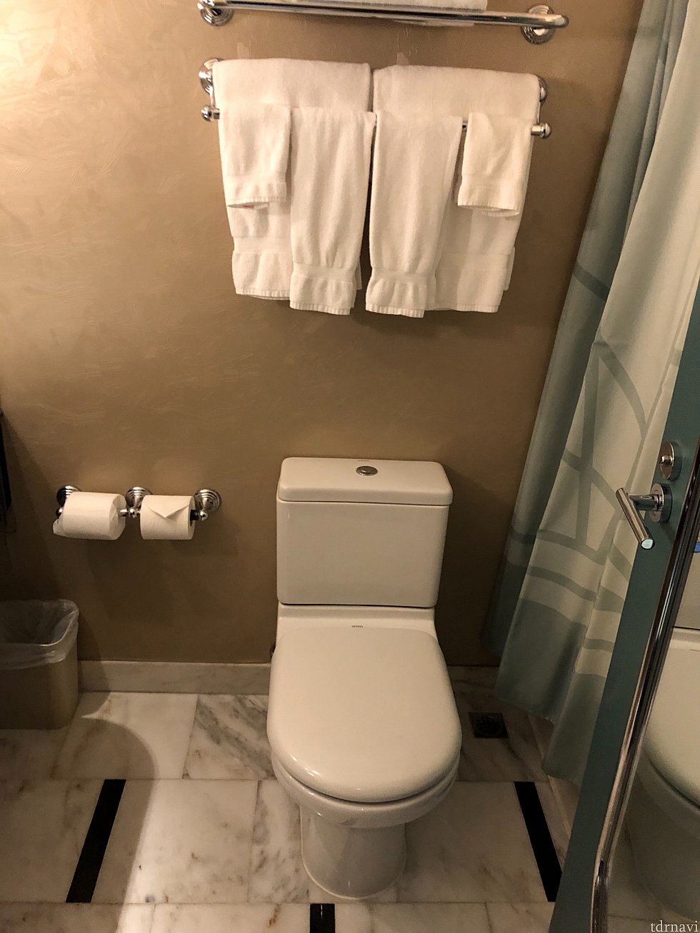 トイレはバスタブの隣