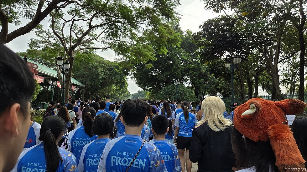 人が多くて走れず、歩いてます。