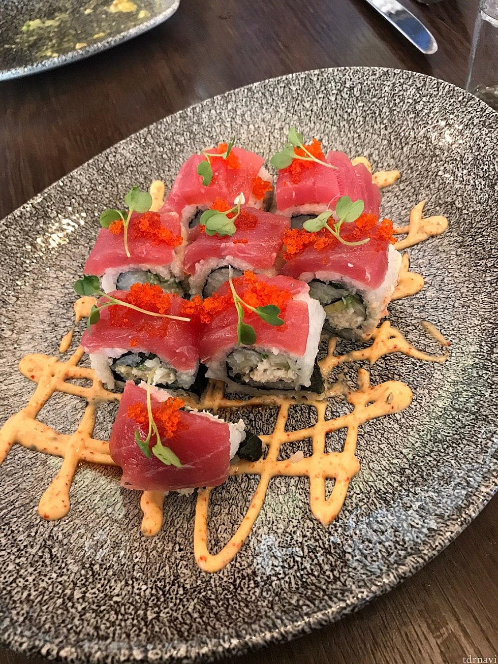 Crab and Tuna Roll。いわゆるカリフォルニアロールというやつかと。