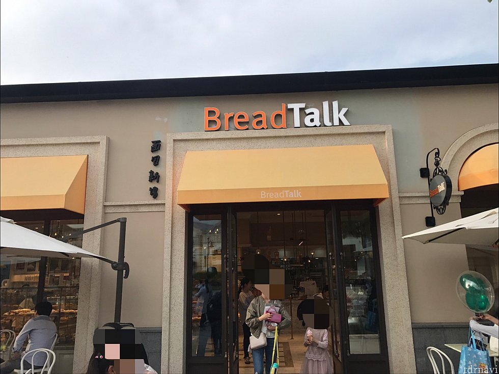 ディズニータウンに入ってすぐ右側にあります