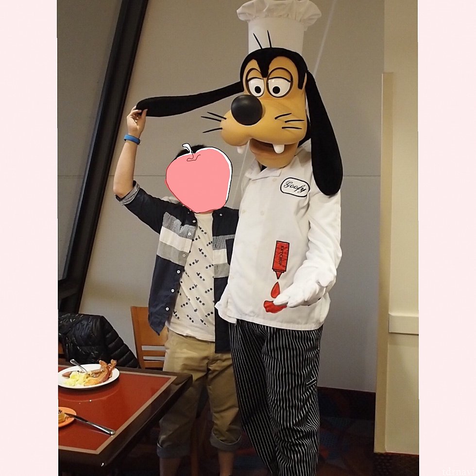 長身のグーフィーがコック帽子をかぶるとさらに高くて写真に収まらない!!