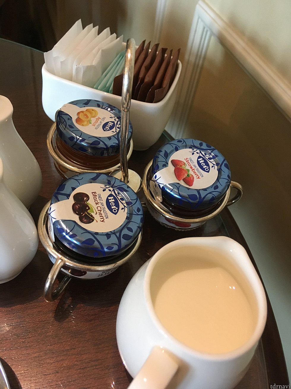 朝食時は各テーブルに小瓶でジャムが!流石です。