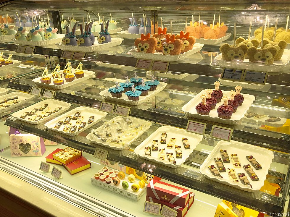 Sweethearts Confectioneryのショーケースもダッフィー&フレンズ一色に