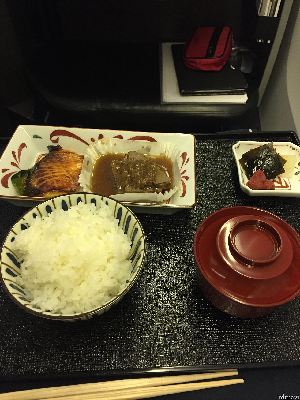 行きの機内食、メイン。肉がちょっと硬かった。