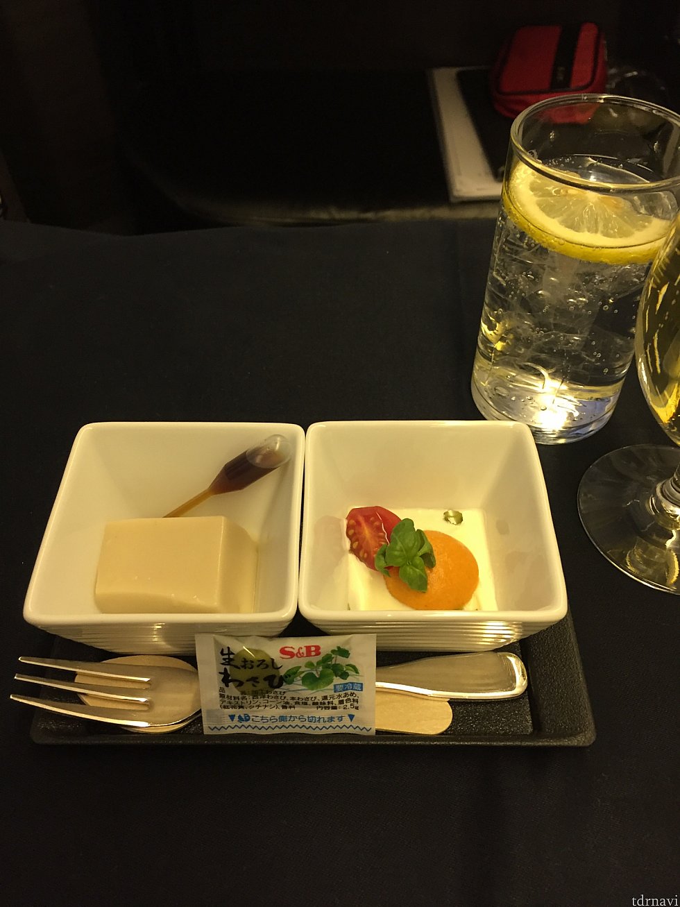 行きの機内食、付け出し。気分はフランス。シャンパンとペリエを注文。