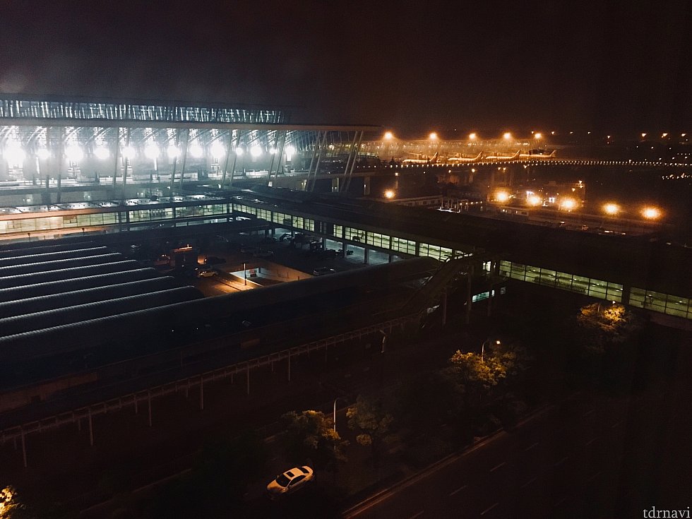 窓からの景色です。飛行機が並んでいて空港を実感^^