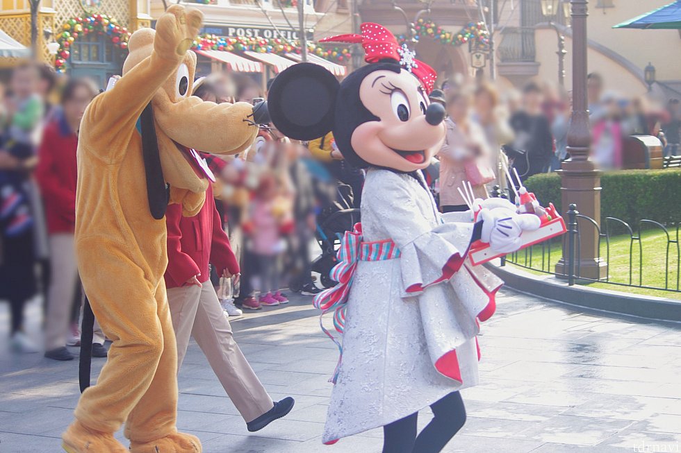 ミニーちゃんは今年もキャラメルアップルを持って登場!プルートは…