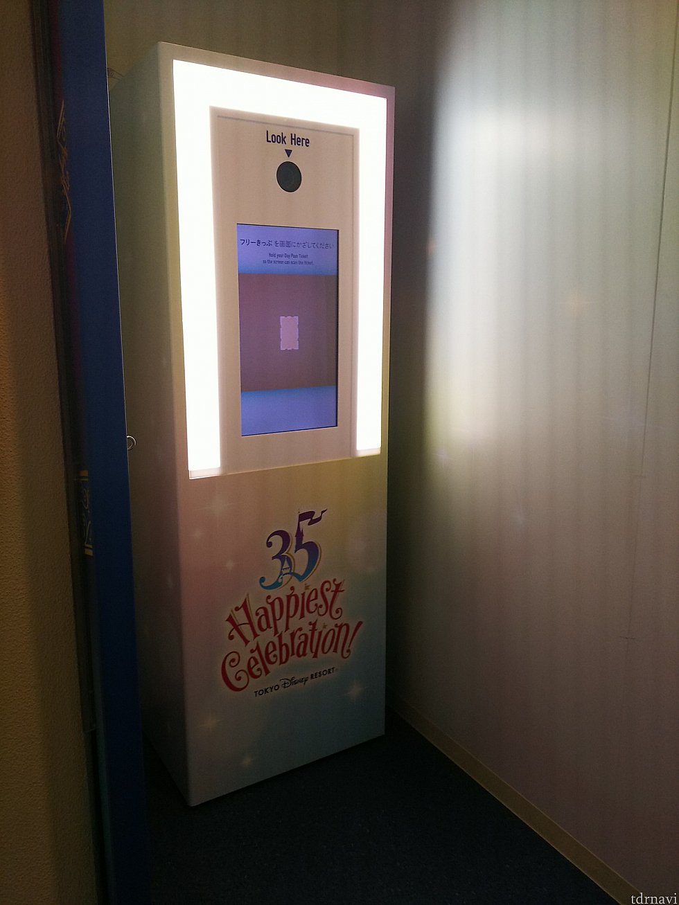ブースはプリクラみたいな感じ。上のカメラで撮影します。