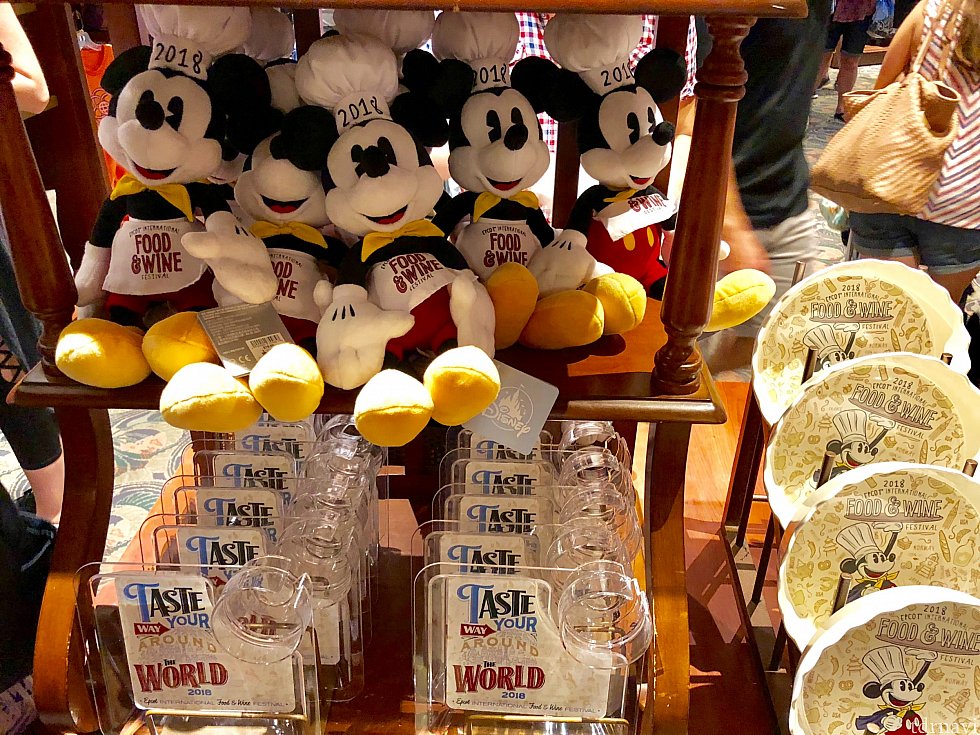 エプコットのフード&ワインフェスティバルは11月12日まで開催中です。食事やアルコールだけでなく、イベント限定グッズを見るのも楽しいです。何か気になるグッズはみつかりましたでしょうか?エプコットフード&ワインフェスティバル。機会がありましたら是非一度は参加してみてください。