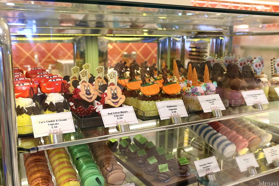 ケーキやマカロンが並んでます