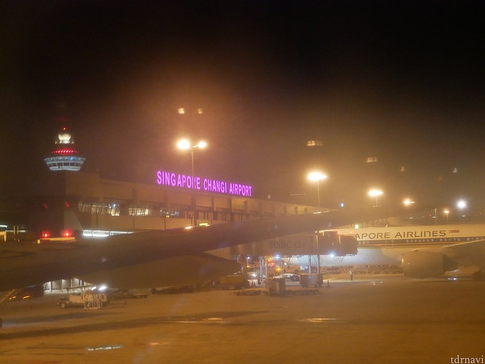 ガラスが曇っちゃっていますが、0:30にチャンギ国際空港に到着!日本との時差はマイナス1時間です。