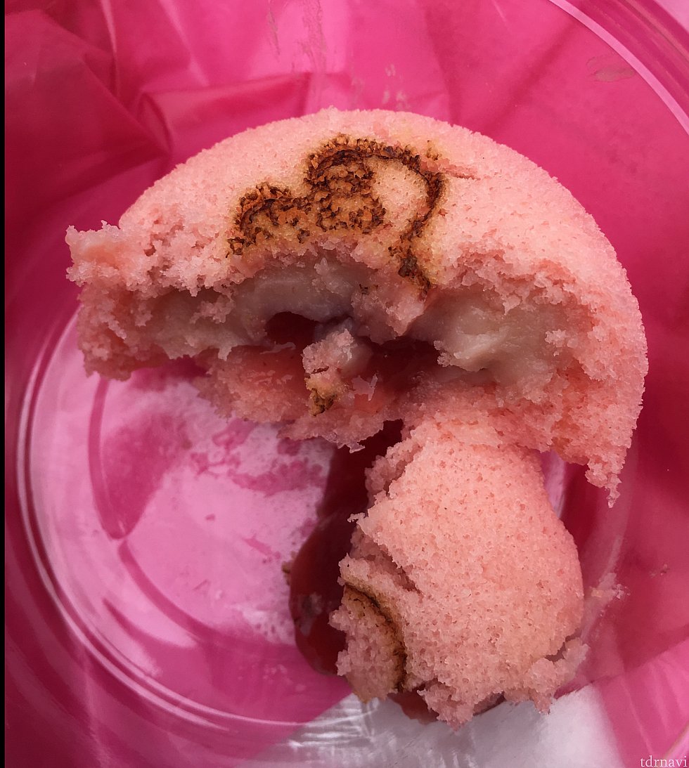 赤い饅頭の中はこんな感じ!
フォークが有ると食べやすい。結構ボリューム