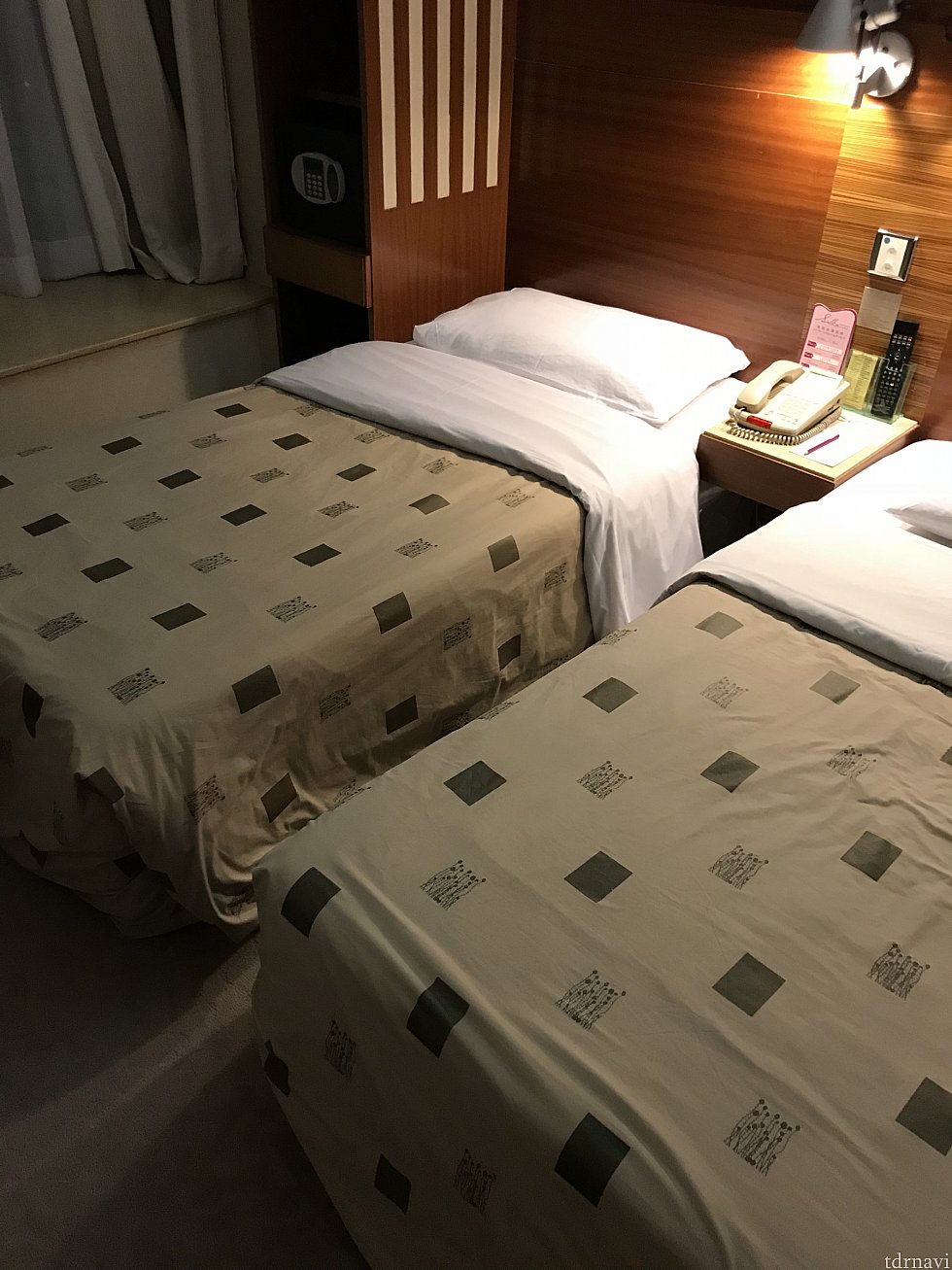 シングルベッド2つです。
高身長の人は足先が出ます💦