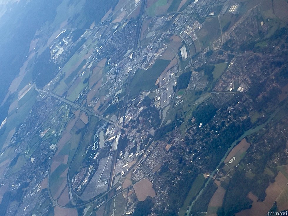 ディズニーパリも上空から発見!飛行機だと空港出発して数分で通り過ぎます。