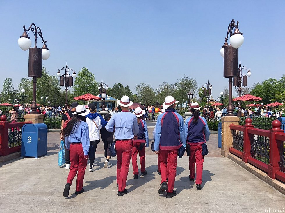 上海ディズニーでは人海戦術?なのか多くのキャストさんがパーク内で頑張っています。