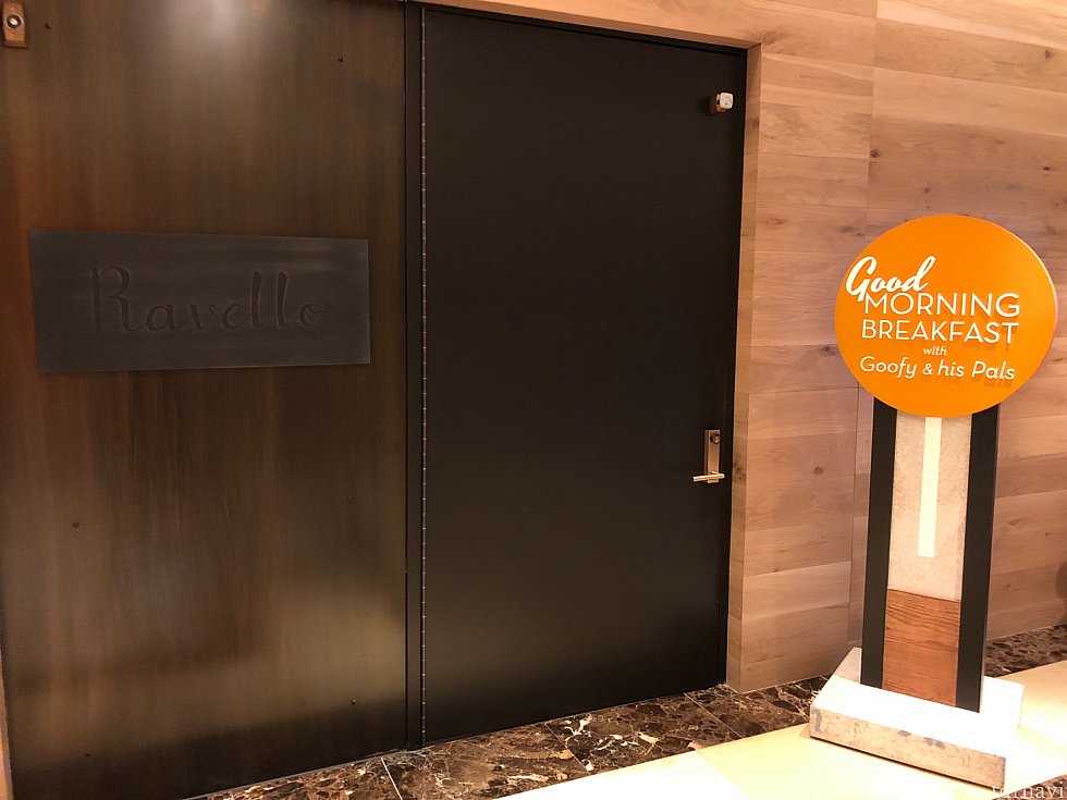 ラヴェロの文字とGood morning BREAKFASTの看板が目印です!