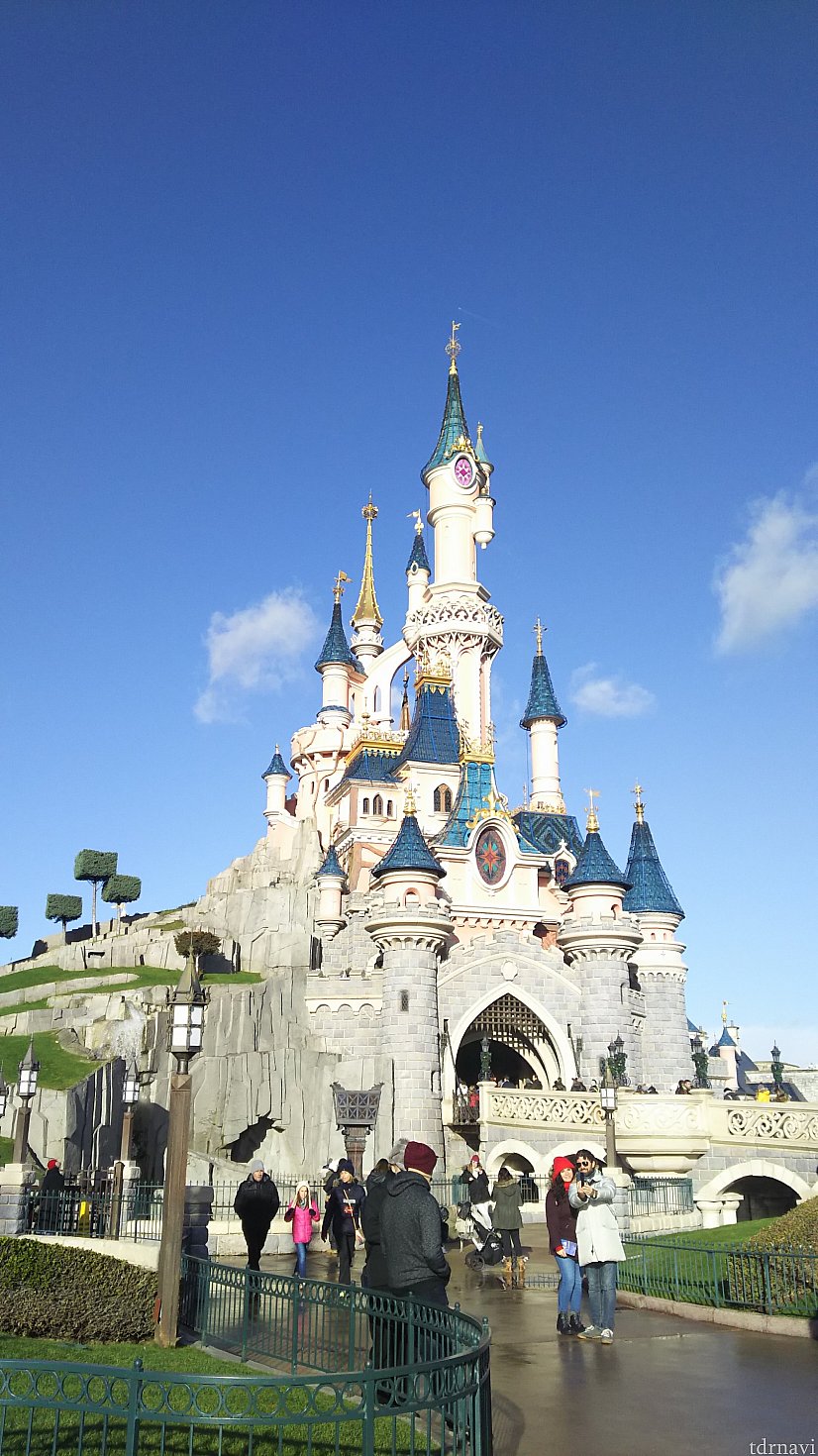 ディズニーランドパリのお城、貴重な晴れの写真です!