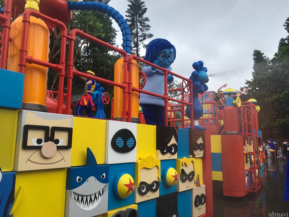 フロートにはヨロコビ、カナシミ、カールじいさん、ラッセルが乗っています。このフロートについては横からの放水もあるので最前列の方はご注意ください(写真下方のピクサーボールの前にいた私はかなり濡れました…!)