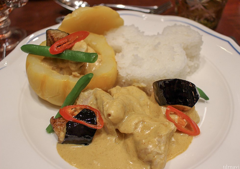 主菜。
チキンカレーです。ご飯がぱさぱさめでちょっと食べづらかったですが、カレーはまあまあ😋