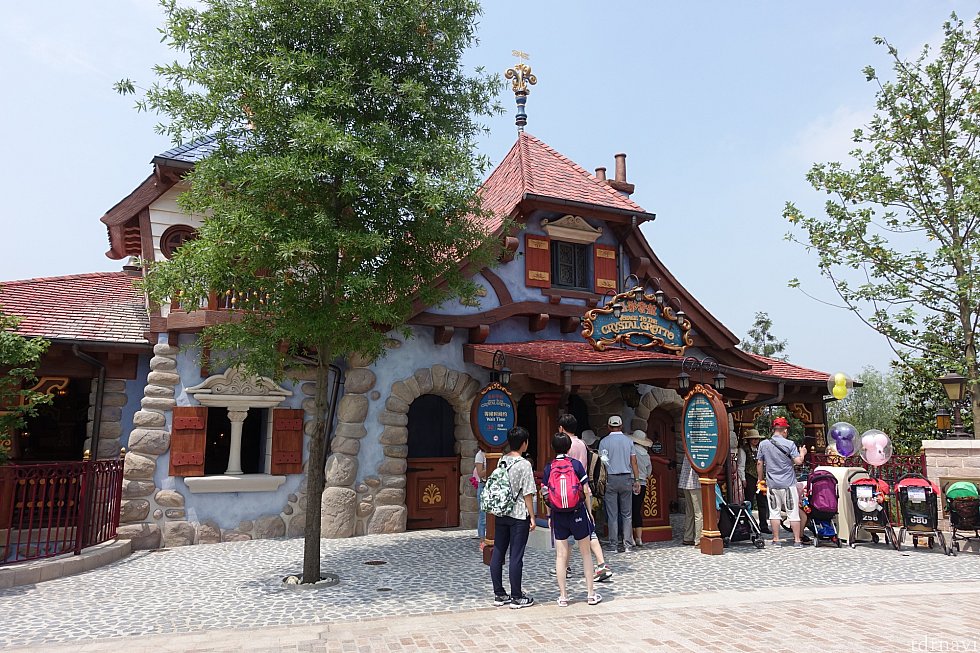ここがアトラクション入口の建物。ファンタジー感があふれています。