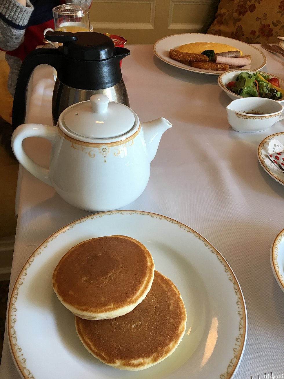 パンケーキとカフェラテセット(エスプレッソとホットミルク)。熱々のカフェラテがいただけます。