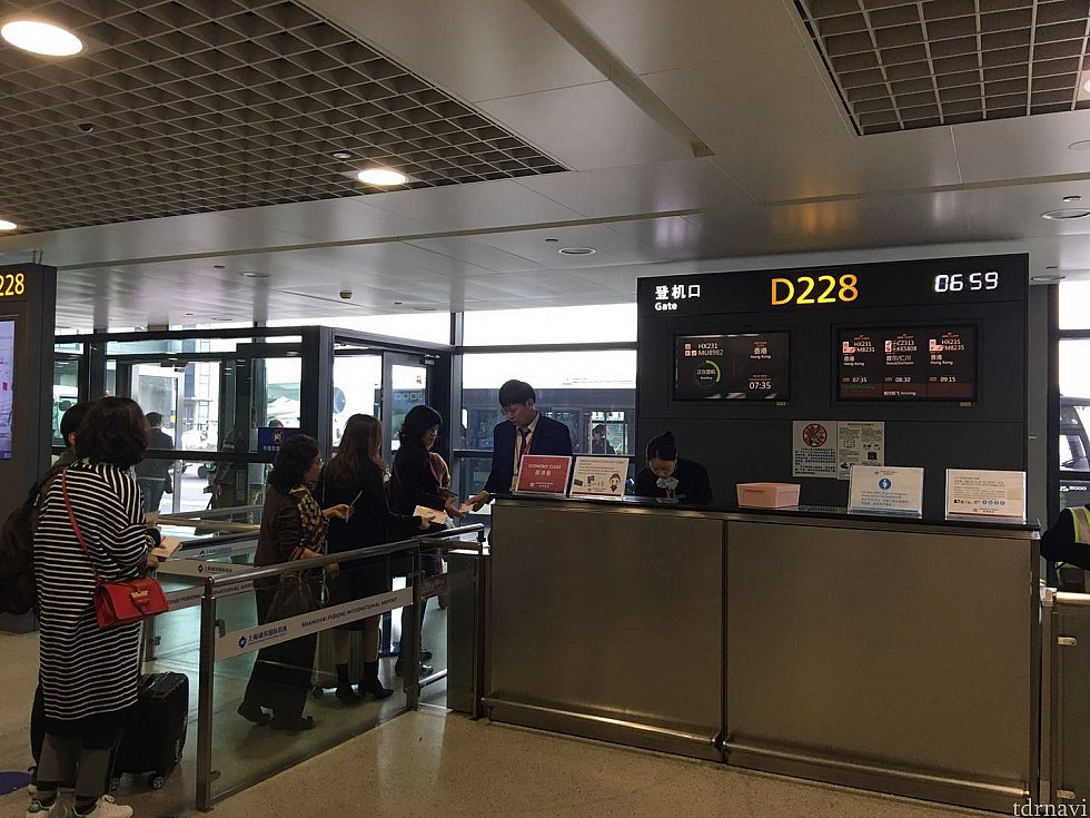 搭乗手続きをしてバスで飛行機へ向かいます🚌