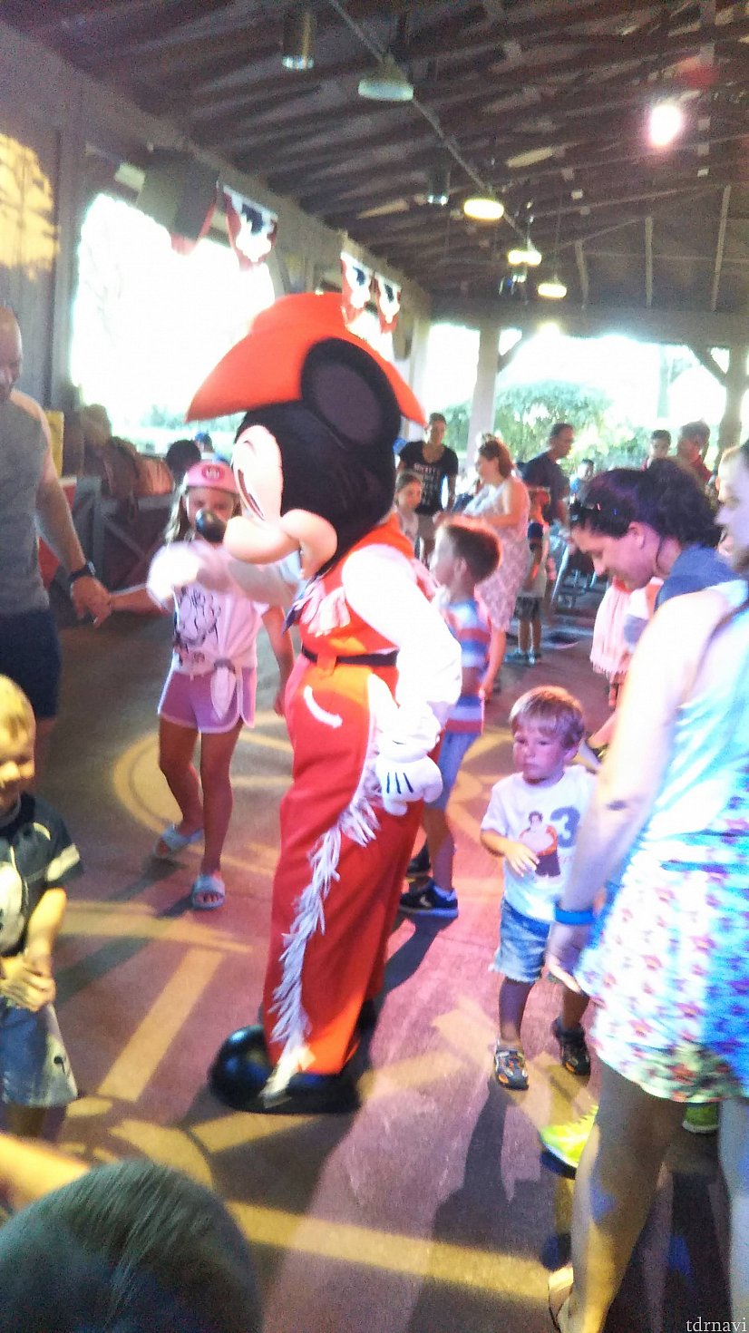 しばらくショーが進むとダンスタイムがたくさん入ります。
キャラと踊ってもいいし、自分たちだけで踊ってもいい!