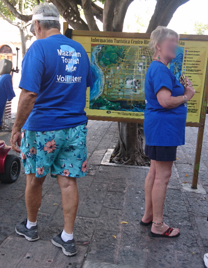 このTシャツを着ている人はボランティアの人です。
名札を下げています。
