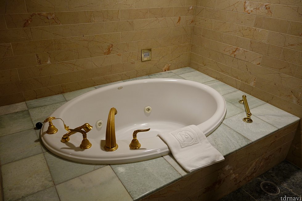 バスタブは大きな丸!シャワールーム🚿も同じ空間にあります
