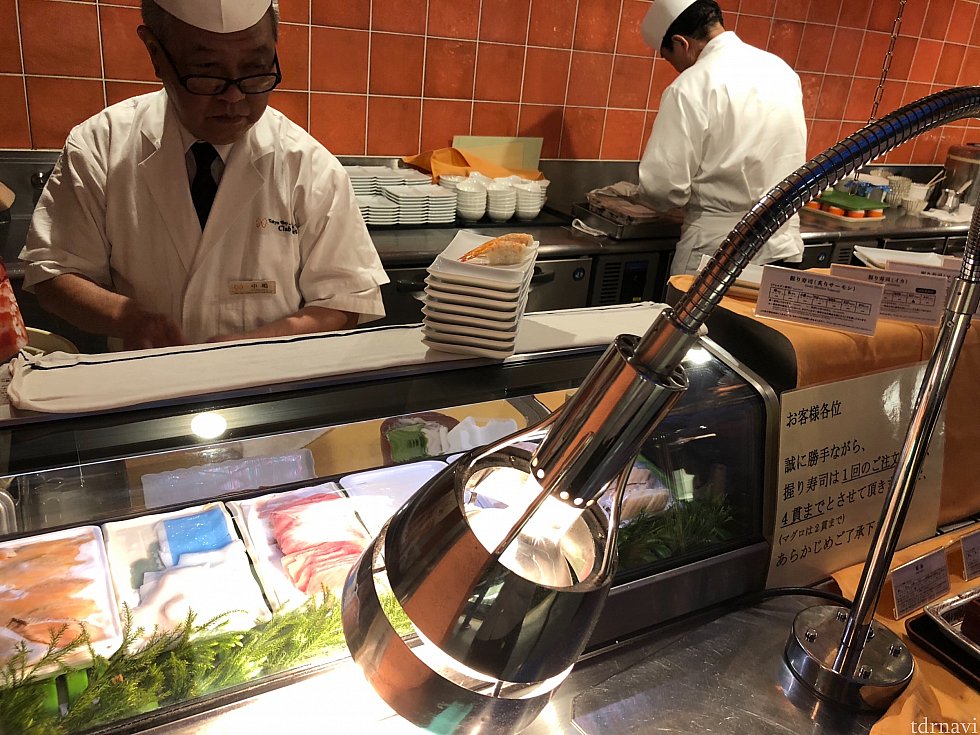 寿司はその場で握ってくれます!
天ぷらも注文してから作ってくれます。