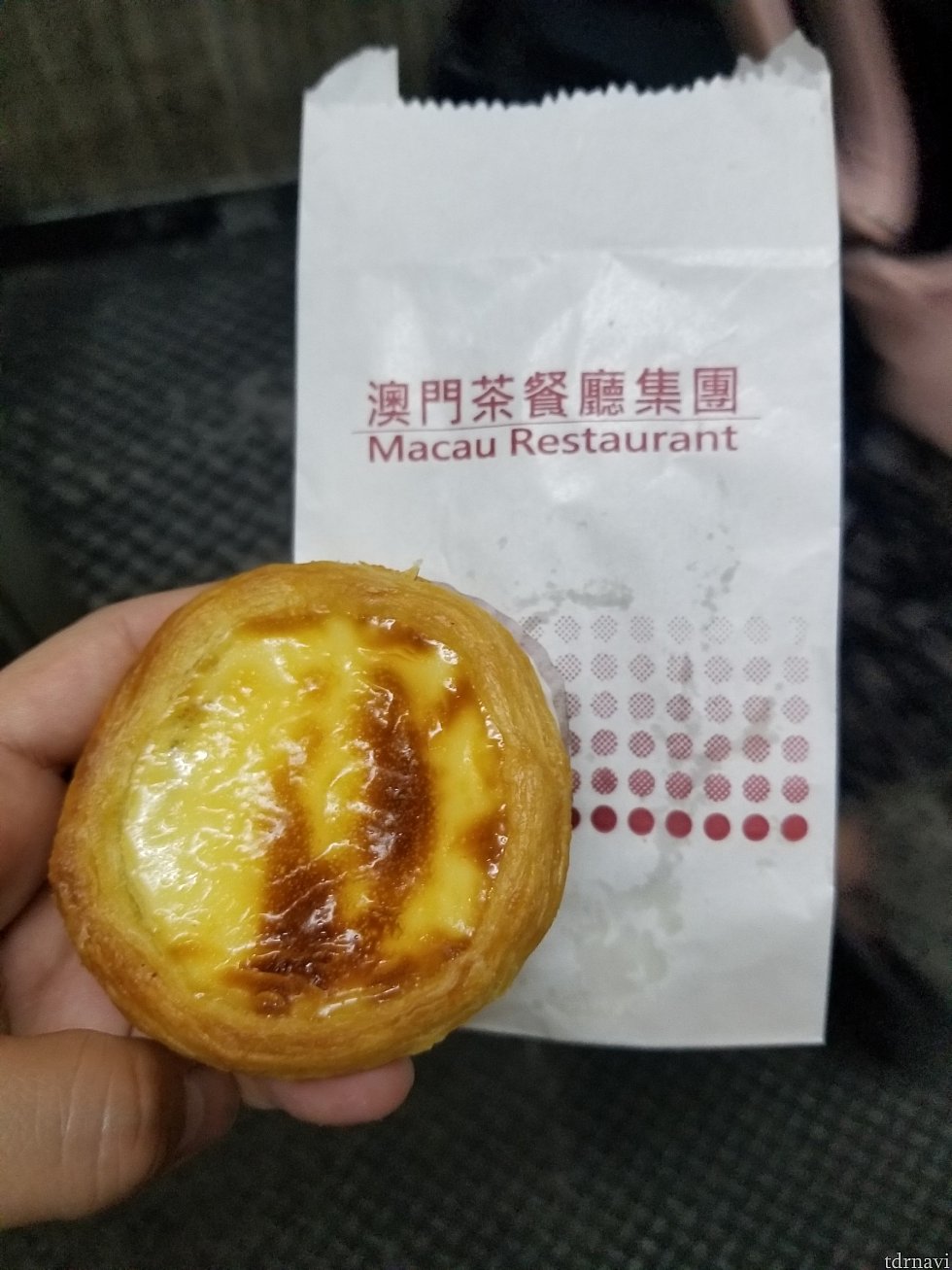 6:30からオープンしており7時過ぎに行きましたがエッグタルトは朝ごはんを食べ終わる頃に出来たてを運んでいたのでお会計の時に1個追加しました。
濃厚で美味しかったです。