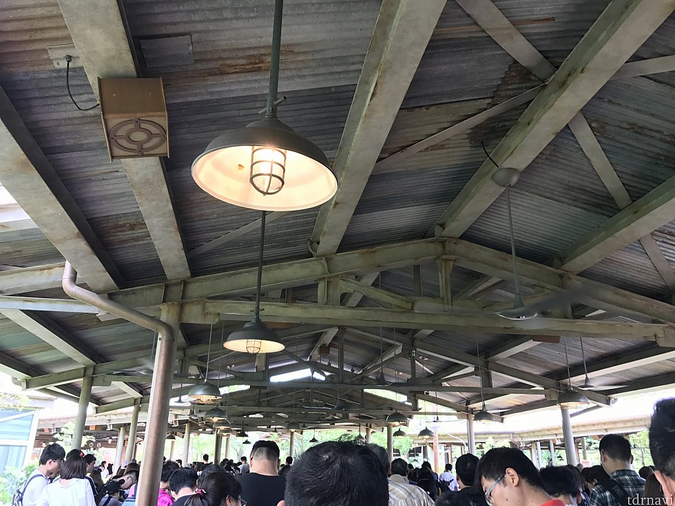 開場前は外で待ちます。夏は暑いですが長時間待たなくてもちゃんと観れます