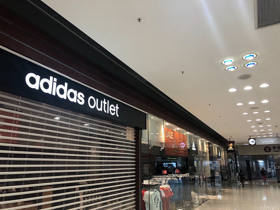 Uターンしてアディダスショップを目指し
アディダス正面にすると
右手に駅がみえます。
ナイキやアディダスセールしてました!
