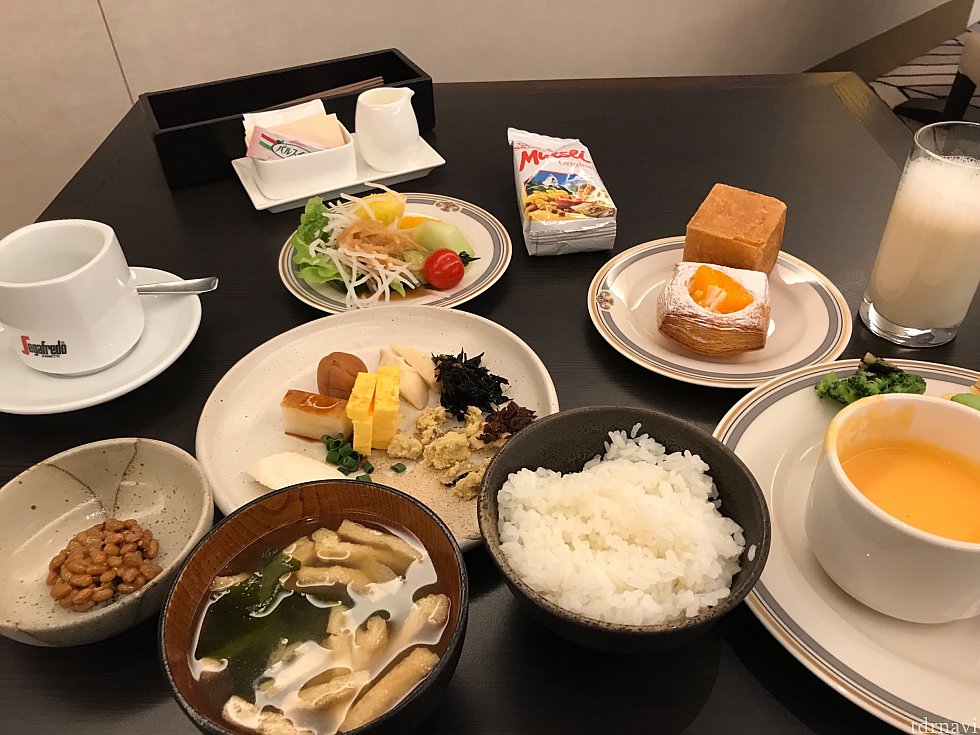 朝御飯
ブッフェだと食べ過ぎてしまいますよね
ラウンジのスタッフの方に今日は寒いので沢山召し上がって下さいと声かけられ^_^;