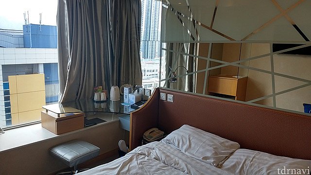 シングルルームです。椅子の上の引き出しにドライヤーと変換プラグが入ってます。