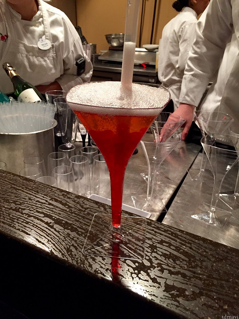 Popping Bubbles Cocktail。ザクロ味のバブルが入っているシャンパン。これは味も説明文と正に一緒で、特に驚くような味では全くなかったです。次回は注文しないと思います。(笑)