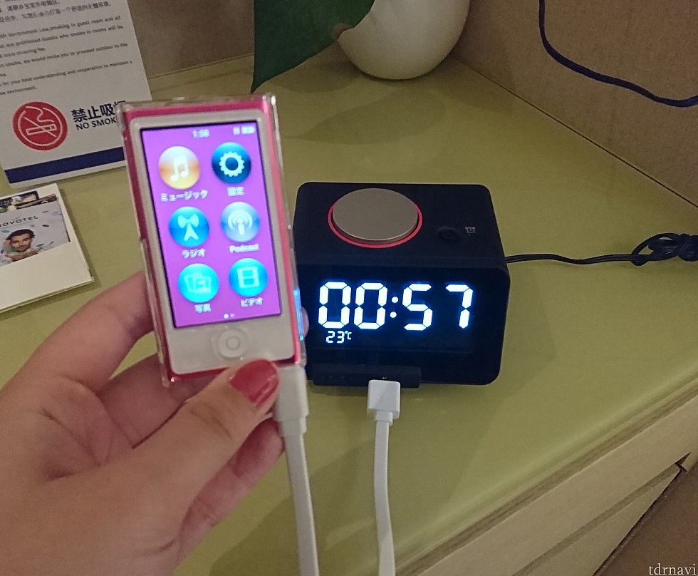 備品のデジタル時計。USBジャックが着いているので便利!