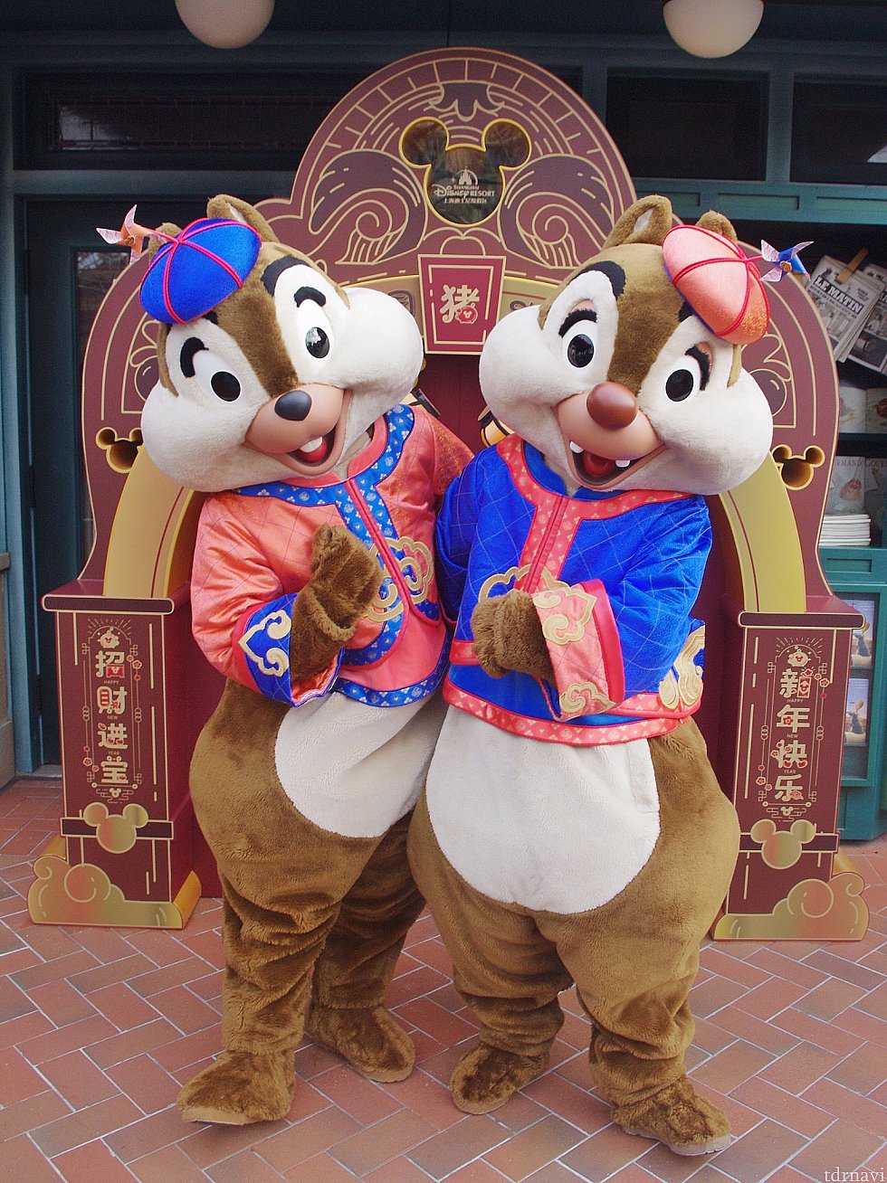 春節コスのチップとデール♡上海でも大人気で、グリーティングはいつも長蛇の列です