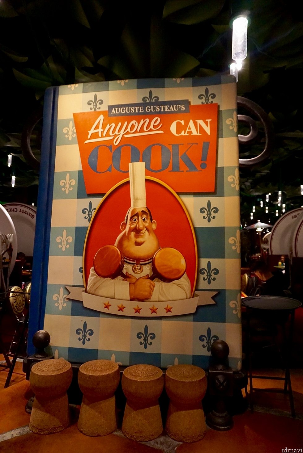 映画に出て来た「anyone can cook!」の本も。
