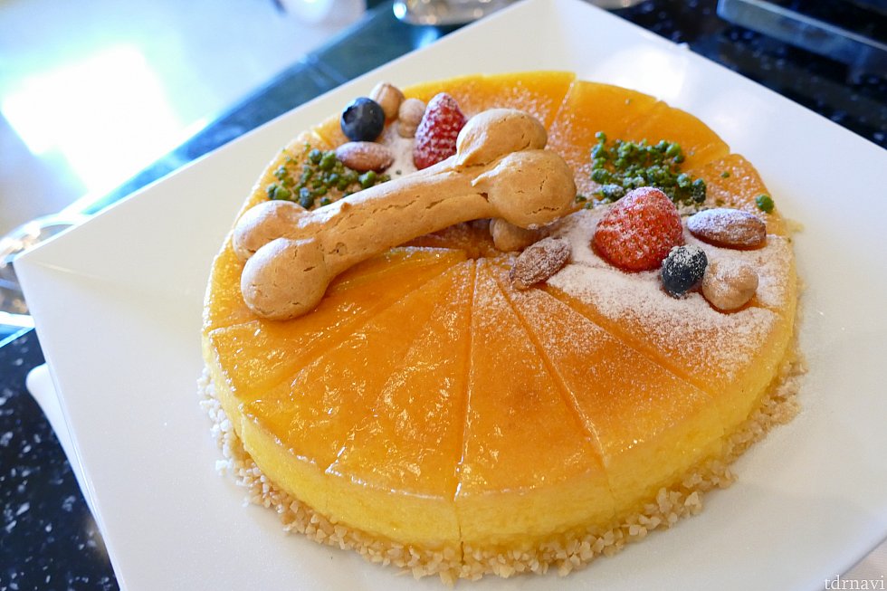 プルートをイメージしたスフレチーズケーキ!
可愛い骨も是非一緒にゲットしたいところです💓