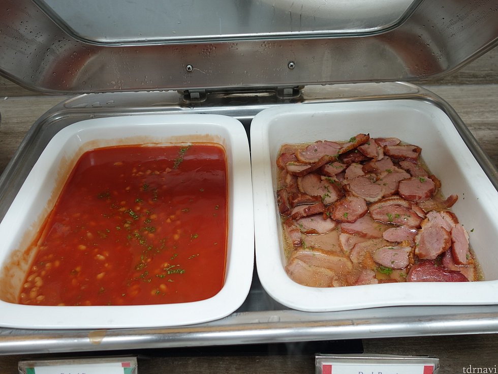 朝食ビュッフェ。右の肉が美味しくなかったよ。