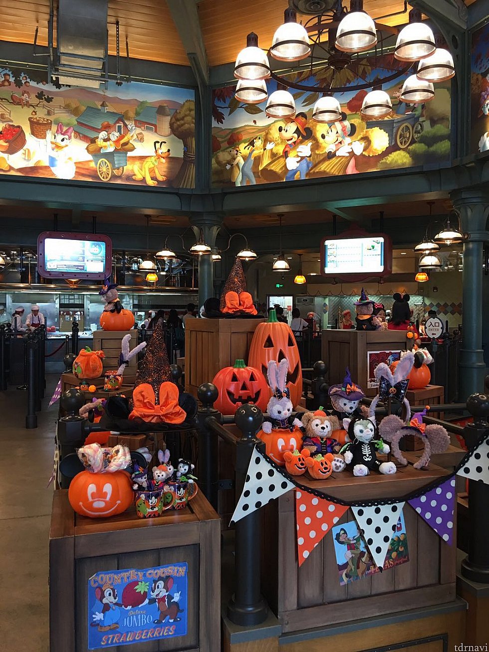 店内にはハロウィングッズのディスプレイがあり雰囲気を盛り上げます🎃