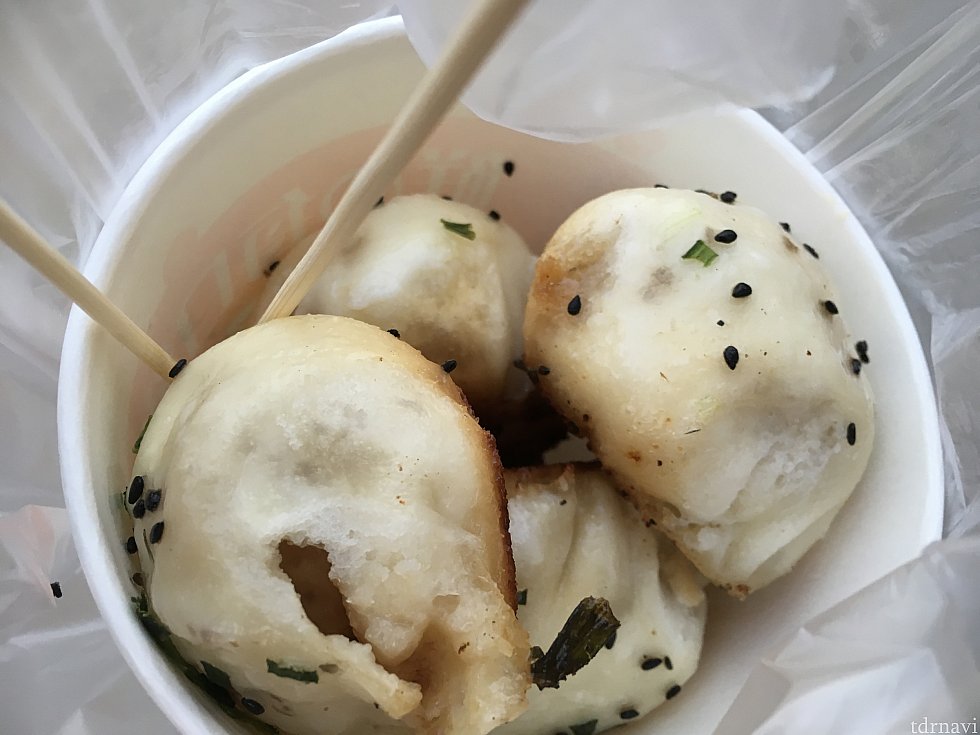 上海といえば、焼き小籠包も有名ですね。同じお店で焼き小籠包4つで5元でした。