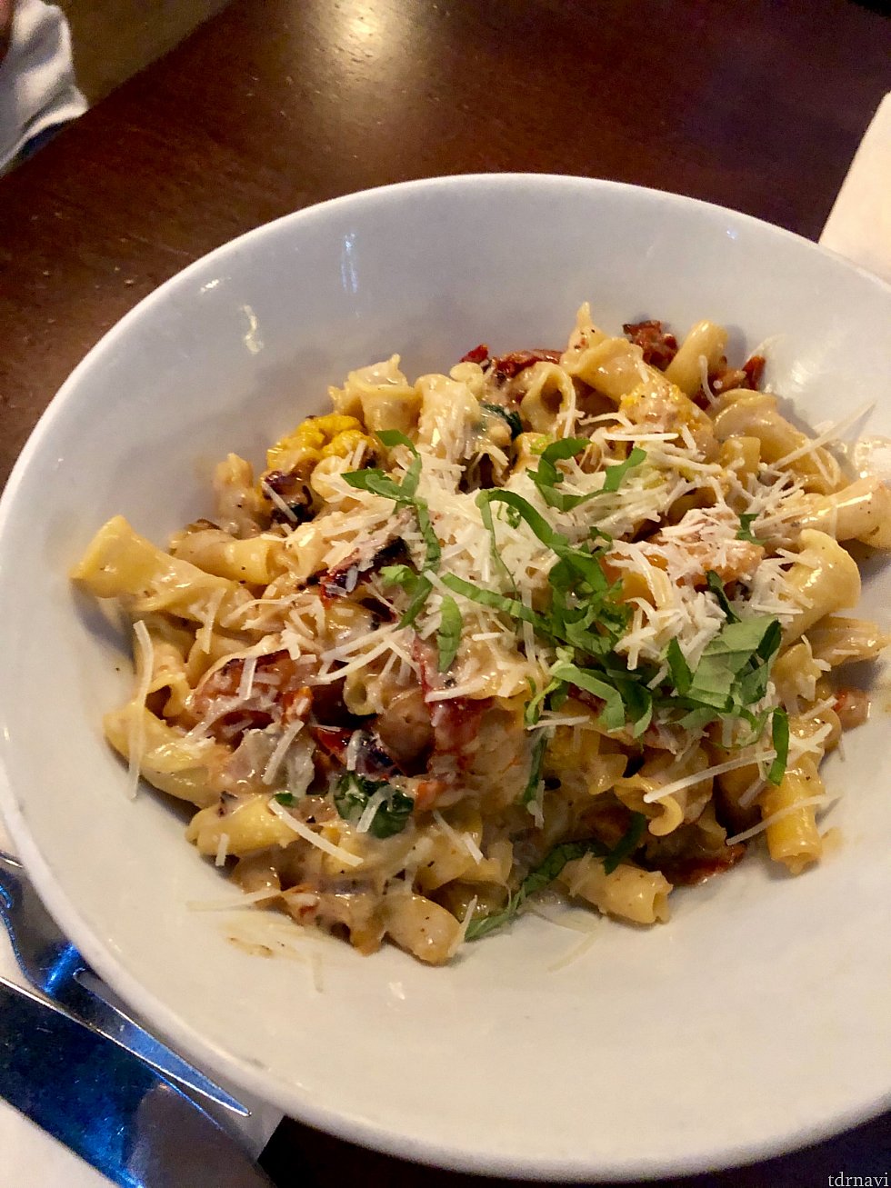 Wood Grilled Chicken and Penne Pasta.
辛い物が苦手なお友達の注文のお品。こちらも気に入られていたようです。どの料理もふんだんにニンニクが効いていたようです。食べているときには気が付きませんでしたが。(笑)